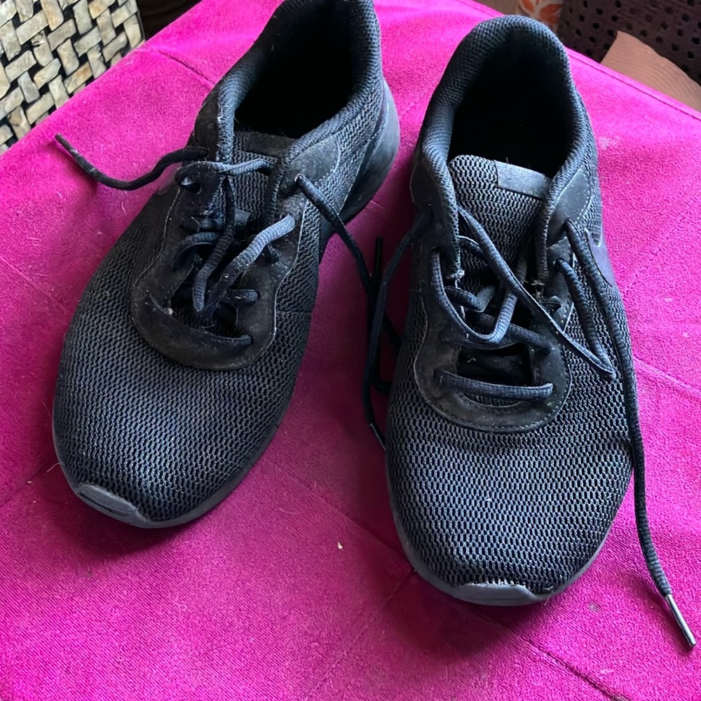 Black Nikes, good for summer never really worn these either.